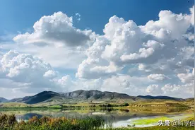 云朵能够飘浮在天空中是因为轻吗？并不是，它比坦克重得多图片