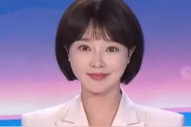 央视美女主播胡蝶：与大12岁导演闪婚，7年生一对儿女，幸福美满图片