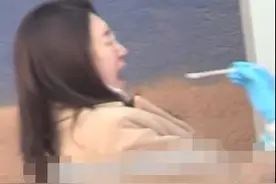 34岁江疏影素颜现身，张大嘴巴做检测被吓到，双下巴惊现似路人图片