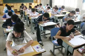高考没发挥好，是直接选择复读，还是选择上大学后再考研？图片
