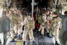 伊朗军队陆军在伊朗东南部沿岸地区进行军演图片