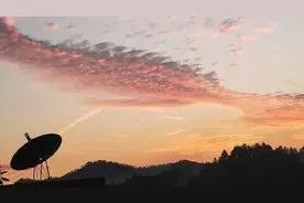 惊艳！广东河源上空火烧云如巨龙，飞机也来“凑热闹”图片