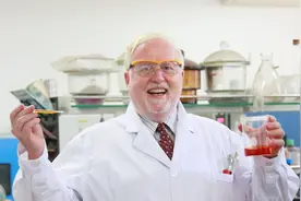 外国人在中国 |“沉迷”科普小实验，英国“化学魔法师”网上走红图片