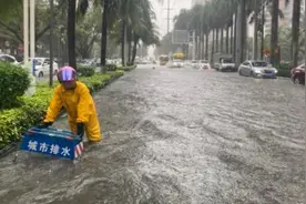 海南海口受台风“浪卡”影响 多路段积水图片