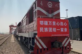 投桃报李！武汉开出防疫物资专列载587万只口罩驰援新疆图片