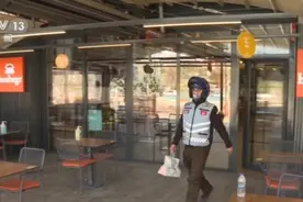 厨师转行送外卖 土耳其受疫情影响多家餐厅倒闭图片