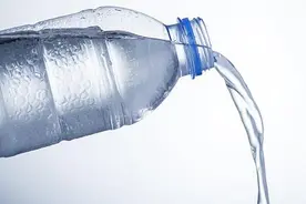 那顿饭 我倒掉了8000瓶矿泉水图片