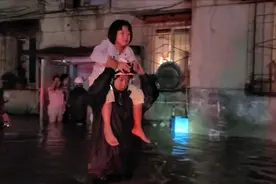 “别怕，抱着我的头”消防员叔叔扛你出去图片