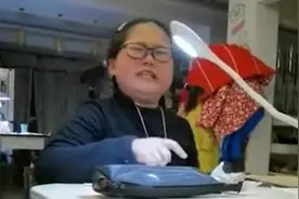 女儿大哭吐槽警察爸爸天天加班：说好在家又不在，还能信他鬼话吗图片