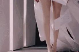 窈窕淑女 | 这“隐形”丝袜质量惊呆了！刀切不烂，水泼不脏图片