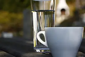 喝这4种水等于在喝尿酸！除了白开水，尿酸高的人还该喝这3种水图片