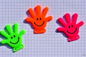 微笑和沉默是两把利器图片