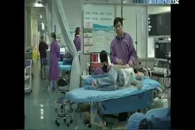 男子喜欢吃螃蟹，一顿狂吃10只被紧急送医，检查结果让他后悔不已