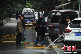重庆一女子幼儿园门口持菜刀行凶 致14名学生受伤图片