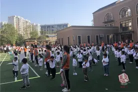 捉泥鳅、摘果子、螳螂扑……幼儿园办亲子萌运会，家长孩子乐翻天图片