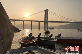 直击重庆坠江公交车搜救现场：长江中搜寻十余条生命图片