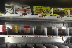 深圳一小区自动售货机摆香烟，扫码就能买，收款方为“蔬菜公司”视频封面