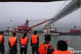 重庆万州坠江公交车今晨开始打捞 18名潜水员先下水勘测图片