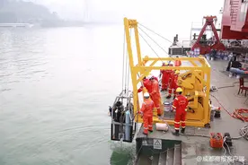 重庆公交车坠江事故救援：打捞潜水员进入车内搜寻遇难者遗体图片