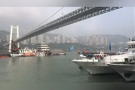 救援人员辛苦了！重庆万州坠江公交车打捞出水 上海打捞局救援人员完成任务明日返沪图片