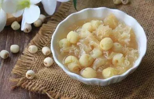 花胶莲子炖冰糖的功效与作用 2026年花胶莲子炖冰糖的功效与作用是什么 花胶莲子炖冰糖的功效与作用 2026年花胶莲子炖冰糖的功效与作用是什么