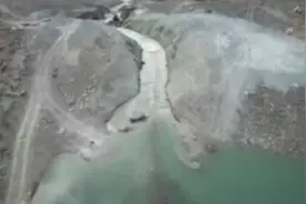 金沙江上下游贯通！堰塞湖泄流槽流量增大画面曝光视频封面