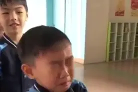 小男孩抽血被吓哭，萌话连篇笑喷网友：长大能干大事！视频封面