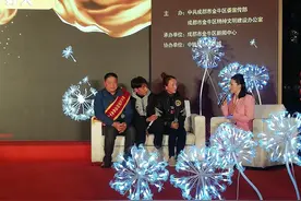 兄妹俩来看他领奖，他却带他们去买秋裤……这个瞬间让人泪目图片