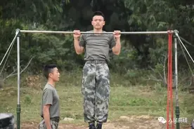 「关注」兵哥哥引体向上一拉就是几十个，怎么做到的？图片