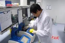 武科大两位教授治疗艾滋病新方法获批发明专利视频封面
