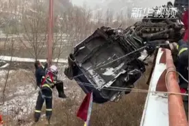 大雪天上演“悬空救援” 这波操作给满分！视频封面
