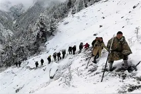 历时12天穿越无人区 18壮士勇闯龙门秘境图片