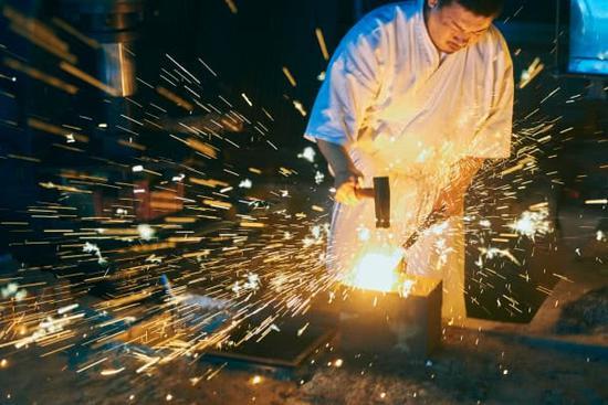 揭秘日本传统武士刀工艺：一年才做一把还卖不出去