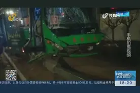 司机突发疾病昏迷，公交车穿越黄线，“砰”的一声撞上路灯杆视频封面