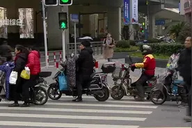 电子警察上线执法！非机动车越线停车被抓拍，半个月抓拍30余起！视频封面