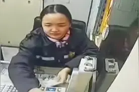 最敬业“变脸”！高速收费员被司机骂哭，后一秒抹掉泪仍微笑服务视频封面