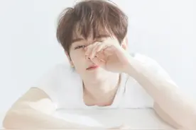 蔡徐坤，陈立农等九位少年，白衣写真 风格自然清新图片