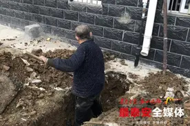 泰安一小区下水道主管道堵塞 家中厕所污水外溢图片