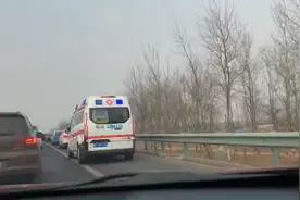 返程高峰私家车占应急道，救护车被逼停视频封面
