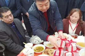 富豪开直升机回村请老人坐，发千万红包视频封面