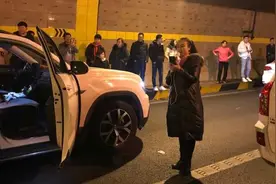 高速堵车，大妈掏出话筒走上隧道开嗓