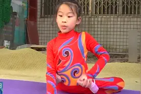 家境贫寒也挡不住热爱的心！七岁女孩自学柔术，下腰叼花展绝技