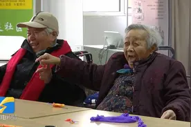 探访老年人日间照料中心：90岁老人集体玩“小蜜蜂”游戏视频封面