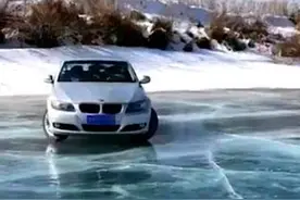 一家三口水库冰面玩漂移，越野车掉进冰窟，网友：不同情图片