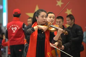 祝福祖国更美好！一起来看太原南站的“快闪”活动