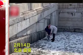 素质太差！女子带幼儿在故宫随地小便，还乱扔手纸！视频封面