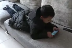 三姐弟的学费全没了！6岁熊孩子沉迷玩手游，5天花掉卡里的3万元视频封面