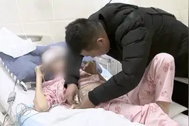 为救病危女友疯狂打工凑钱，小伙哽咽落泪：我一定要救她！视频封面