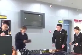 出国旅游带鳄鱼皮包回国？海关从泰国入境游客身上搜出200件制品