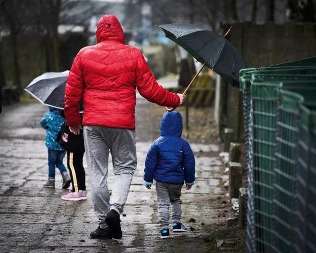 “丧偶式育儿”背后，父亲们到底冤不冤？